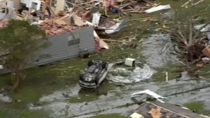 DEZASTRU după tornadele devastatoare din SUA: Morţi, case şi maşini distruse (IMAGINI DEZOLANTE)