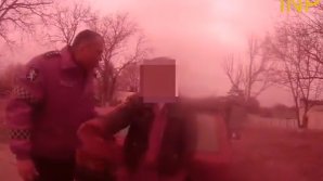 IMAGINI NOI cu bărbatul care S-A ÎMBĂTAT şi A MUŞCAT de deget un poliţist din Hînceşti (VIDEO)