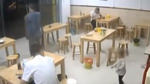 Un bărbat şi-a lăsat fiica drept garanţie la un restaurant pentru că NU AVEA BANI SĂ ACHITE MÂNCAREA (VIDEO)