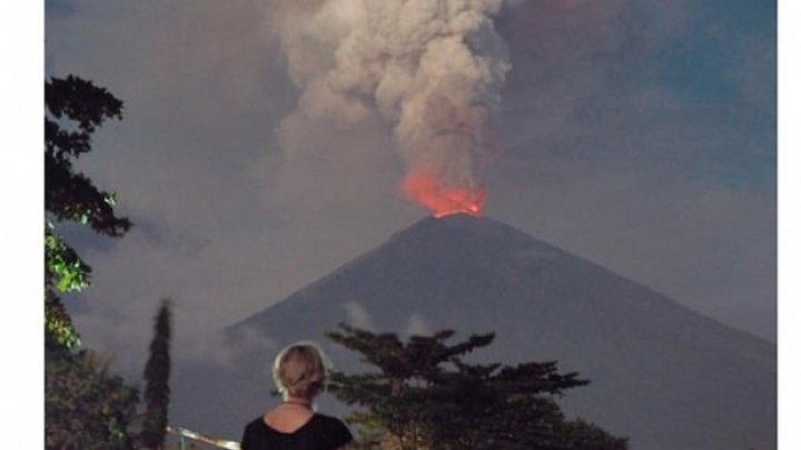 Vulcanul Agung, din Bali, Indonezia, a erupt. Mii de turiști sunt îngrijorați