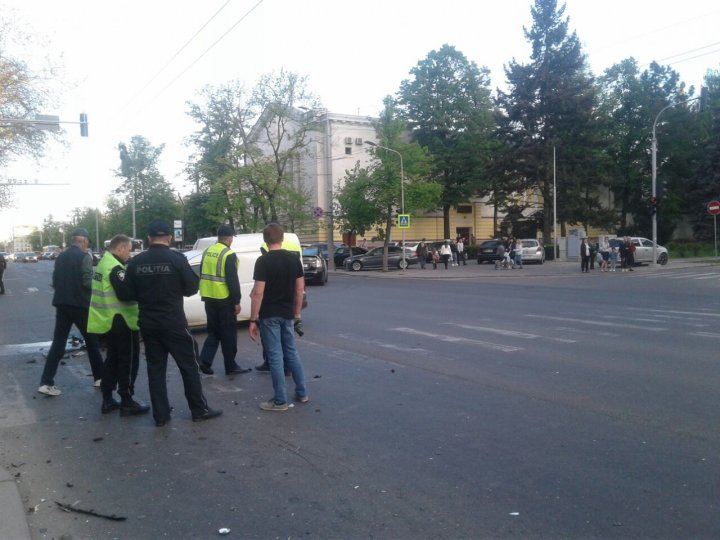 Accident în Centrul Capitalei. Ce s-a întâmplat după ce un şofer a IGNORAT semnalul ROŞU al semaforului (FOTO, VIDEO)