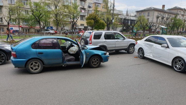 ACCIDENT GRAV în centrul Capitalei. Două mașini și un troleibuz, implicate (FOTO)