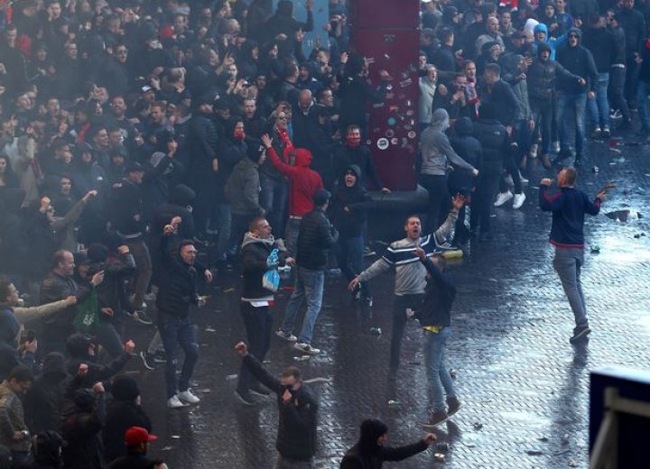 RĂFUIALĂ ÎNTRE ULTRAŞII AJAX ŞI JUVENTUS. Poliţia olandeză a avut mari bătăi de cap înainte de meci (GALERIE FOTO)