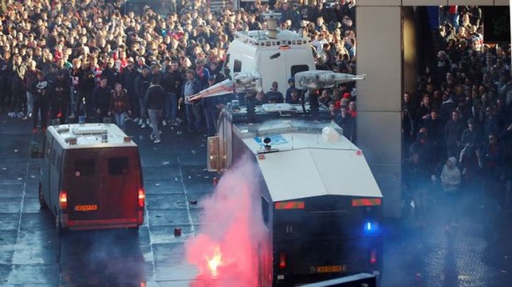 RĂFUIALĂ ÎNTRE ULTRAŞII AJAX ŞI JUVENTUS. Poliţia olandeză a avut mari bătăi de cap înainte de meci (GALERIE FOTO)