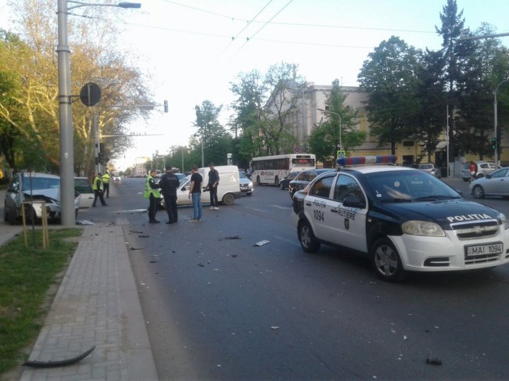 Accident în Centrul Capitalei. Ce s-a întâmplat după ce un şofer a IGNORAT semnalul ROŞU al semaforului (FOTO, VIDEO)