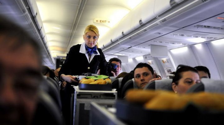 Bine de ştiut! De ce nu ar trebui să beţi niciodată ceaiul şi cafeaua oferite în avion