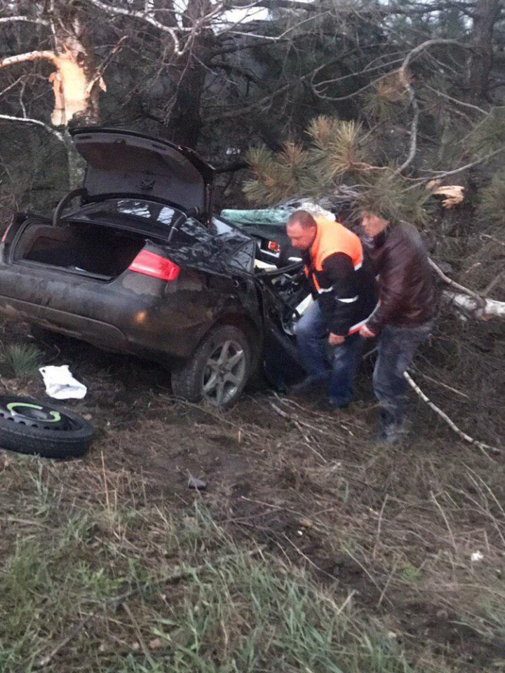 Raliu TRAGIC în apropiere de Drochia. Un tânăr a murit şi încă două fete au ajuns la spital cu fracturi grave (FOTO)