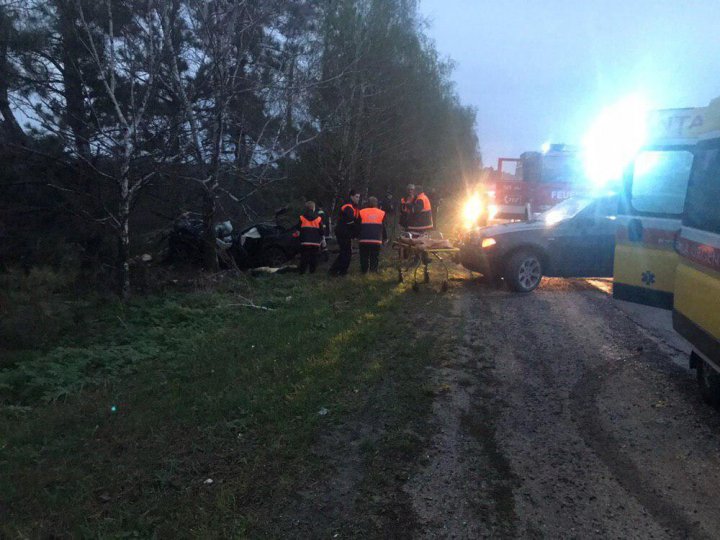 Raliu TRAGIC în apropiere de Drochia. Un tânăr a murit şi încă două fete au ajuns la spital cu fracturi grave (FOTO)