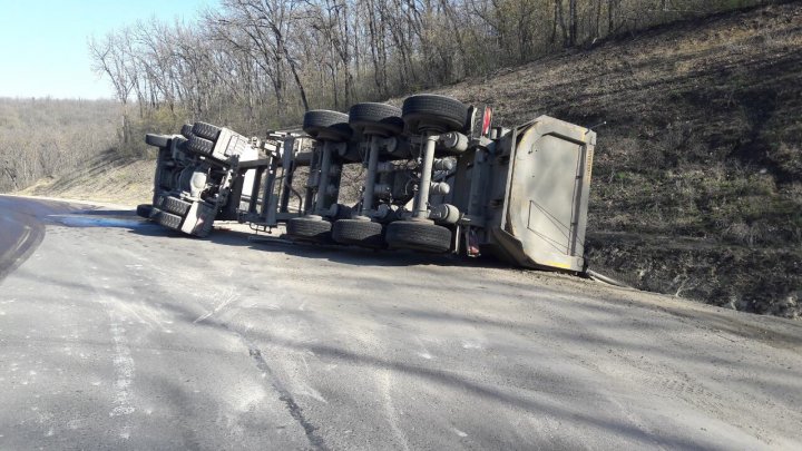 Un camion ÎNCĂRCAT cu prundiș s-a RĂSTURNAT în apropiere de Rusca. Șoferul, internat la spital (FOTO)