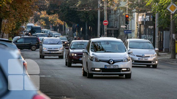 FĂRĂ maşini în centrul Capitalei, PENTRU O ZI. Primăria cere părerea locuitorilor