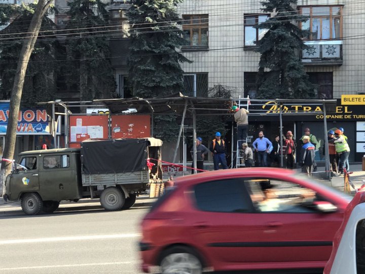 Au început lucrările de REPARAŢIE a staţiei de aşteptare în care a intrat UN TROLEIBUZ din Capitală în această după-amiază (FOTO)