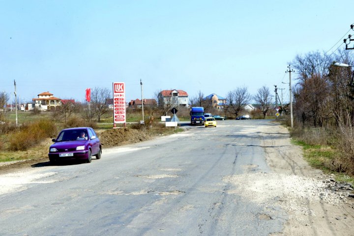 VESTE BUNĂ! Porțiunea de drum de la intrarea în comuna Budești va fi reparată capital (FOTO)