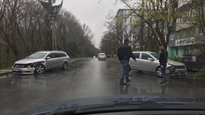 ACCIDENT pe strada Dimo din Capitală. DOUĂ MAȘINI s-au lovit frontal (FOTO)