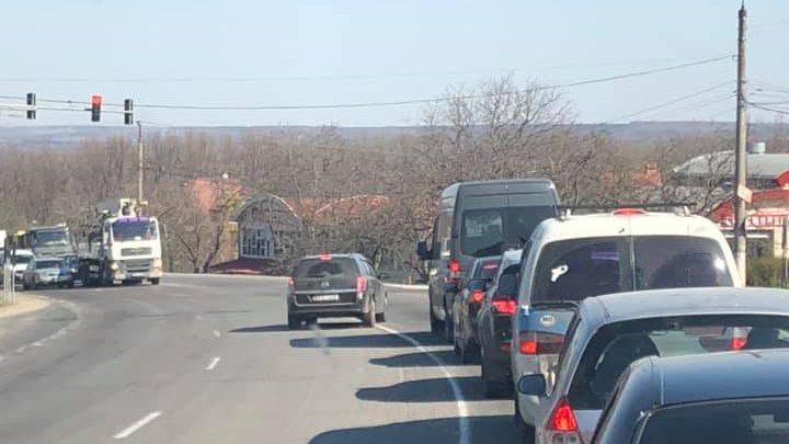 Un șofer îndrăzneț o face pe deșteptul în trafic şi a pus viaţa mai multor persoane în pericol (FOTO)