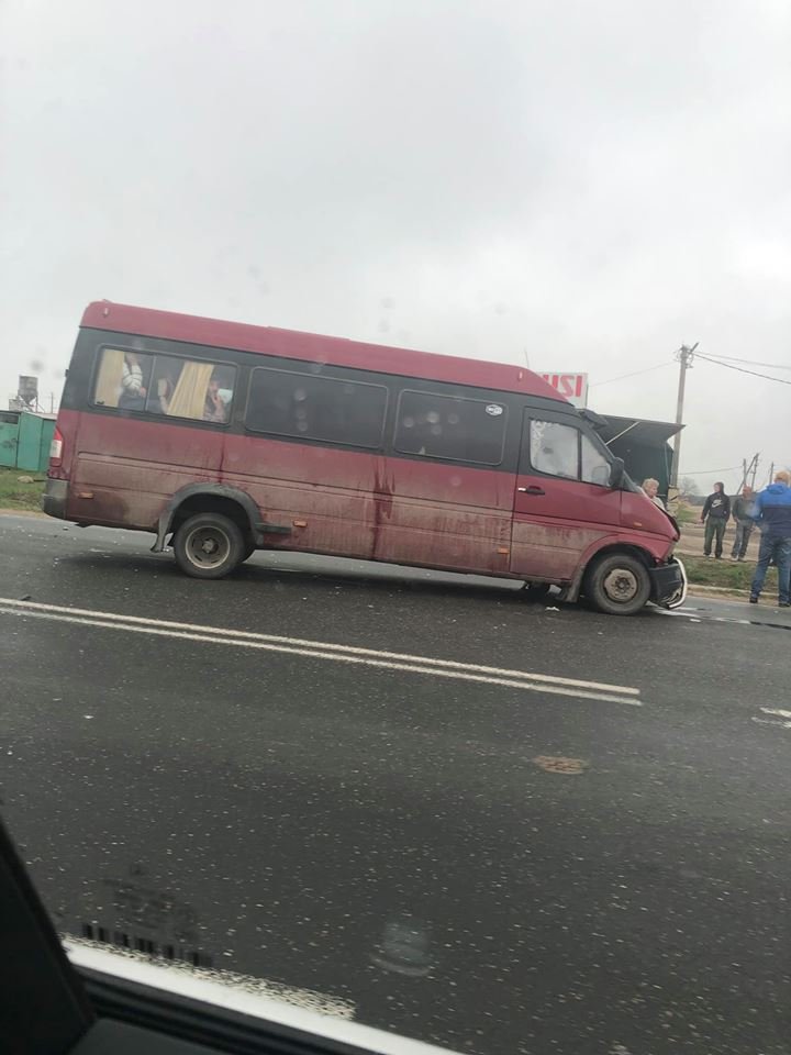 Accident violent în satul Peresecina. Trei maşini au fost avariate (FOTO/VIDEO)