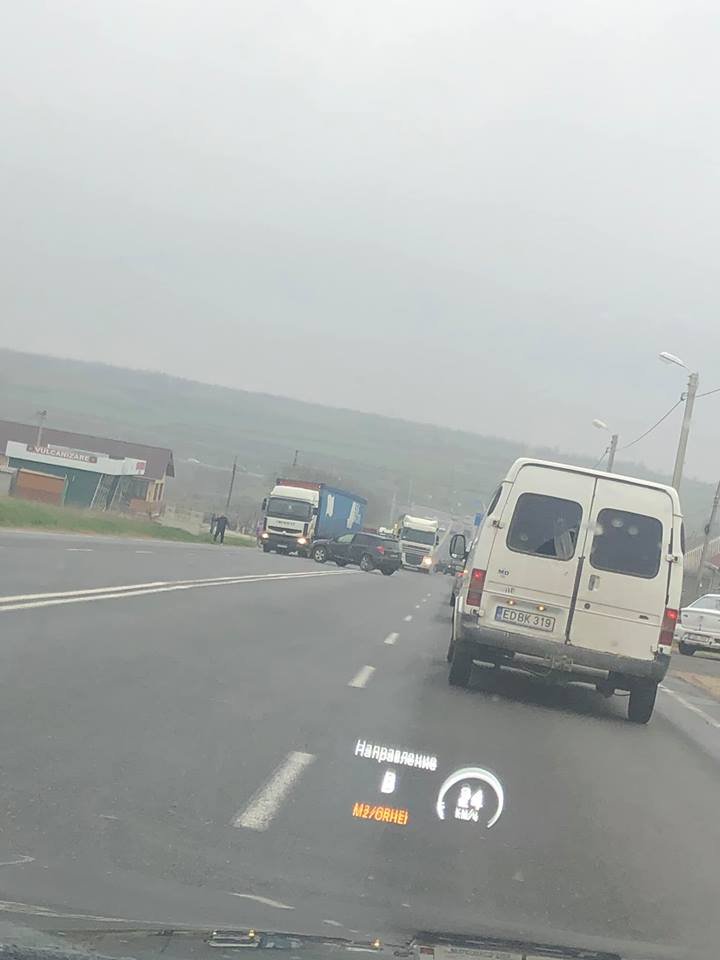 Accident violent în satul Peresecina. Trei maşini au fost avariate (FOTO/VIDEO)