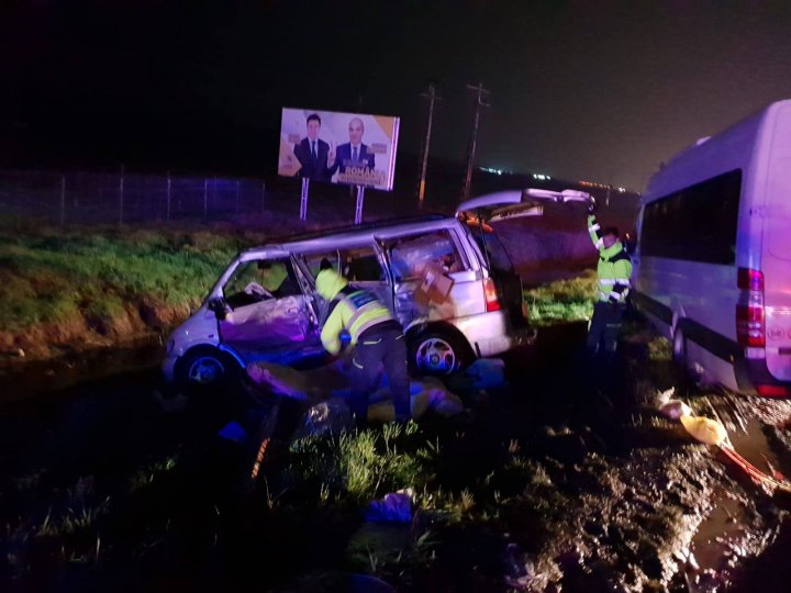 DETALII NOI despre accidentul din România: Unul dintre şoferi ar fi vrut să iasă la depăşire (FOTO, VIDEO)