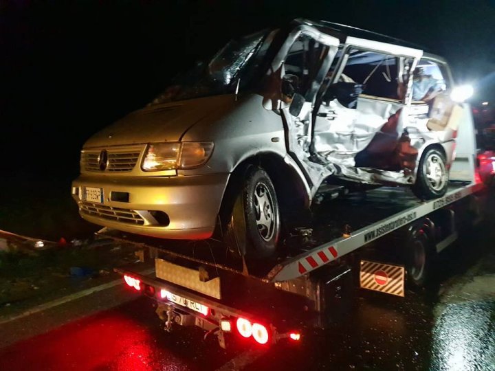 DETALII NOI despre accidentul din România: Unul dintre şoferi ar fi vrut să iasă la depăşire (FOTO, VIDEO)