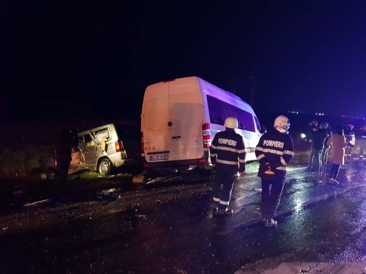 DETALII NOI despre accidentul din România: Unul dintre şoferi ar fi vrut să iasă la depăşire (FOTO, VIDEO)