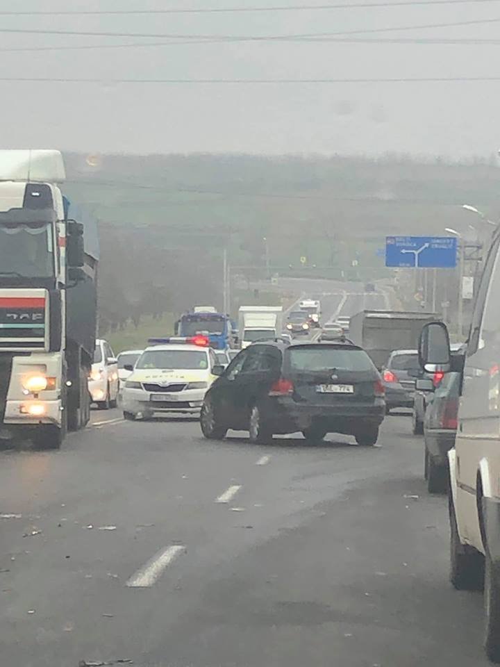 Accident violent în satul Peresecina. Trei maşini au fost avariate (FOTO/VIDEO)