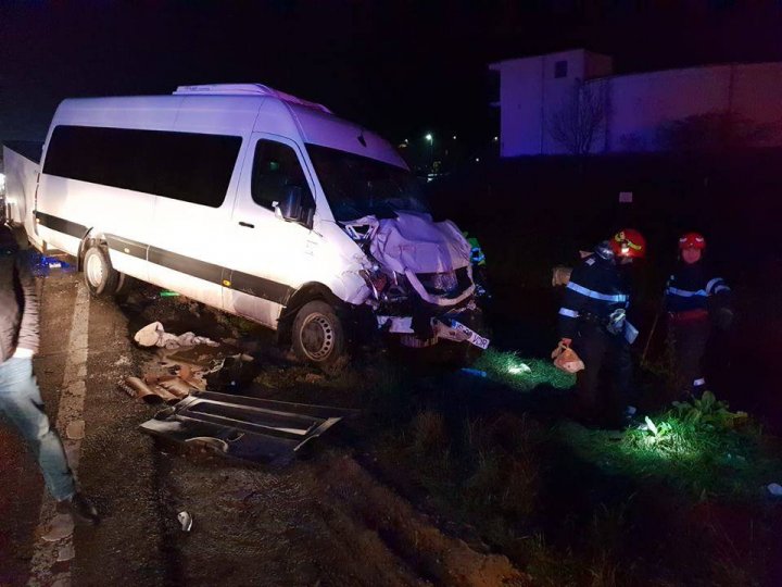 DETALII NOI despre accidentul din România: Unul dintre şoferi ar fi vrut să iasă la depăşire (FOTO, VIDEO)