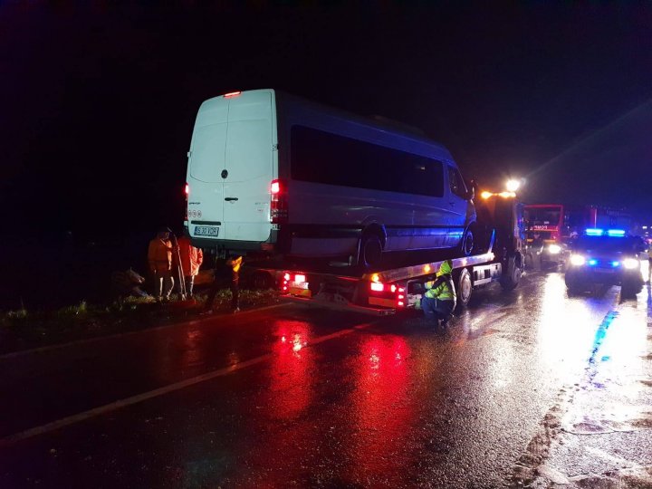 DETALII NOI despre accidentul din România: Unul dintre şoferi ar fi vrut să iasă la depăşire (FOTO, VIDEO)