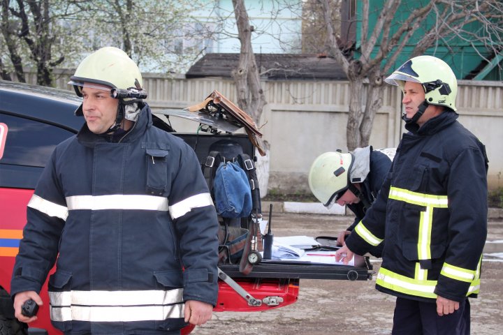 Pompierii în ALERTĂ la Bălți. Au simulat stingerea unui incendiu izbucnit la un transformator electric