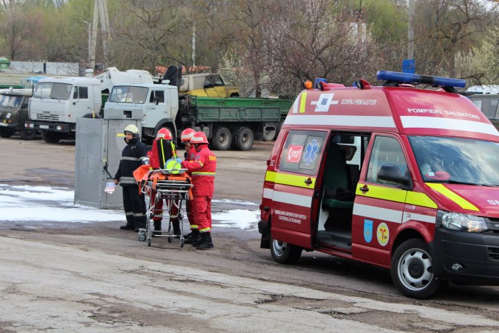 Pompierii în ALERTĂ la Bălți. Au simulat stingerea unui incendiu izbucnit la un transformator electric