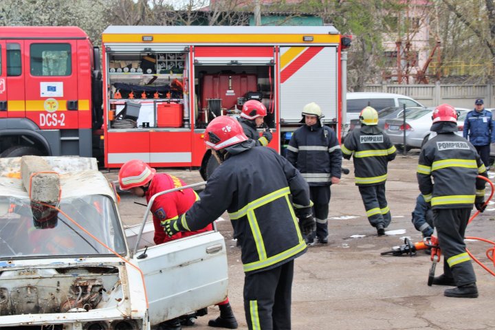 Pompierii în ALERTĂ la Bălți. Au simulat stingerea unui incendiu izbucnit la un transformator electric