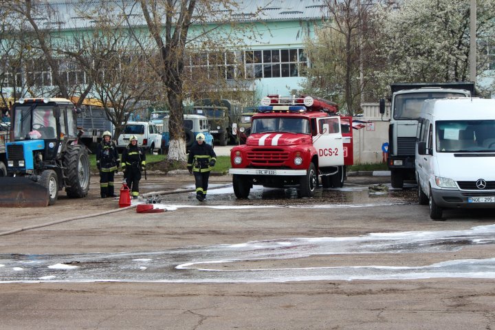 Pompierii în ALERTĂ la Bălți. Au simulat stingerea unui incendiu izbucnit la un transformator electric