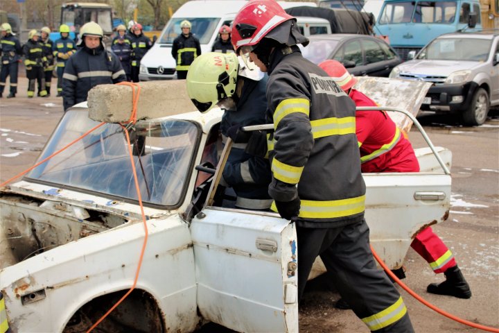 Pompierii în ALERTĂ la Bălți. Au simulat stingerea unui incendiu izbucnit la un transformator electric