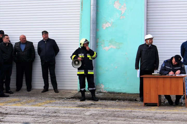 Pompierii în ALERTĂ la Bălți. Au simulat stingerea unui incendiu izbucnit la un transformator electric