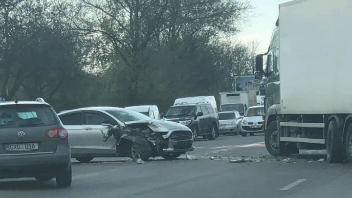 ACCIDENT RUTIER ÎN CAPITALĂ. Un camion Volvo s-a ciocnit cu un automobil Ford (FOTO)