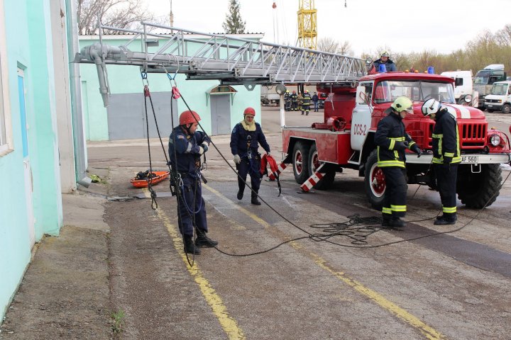 Pompierii în ALERTĂ la Bălți. Au simulat stingerea unui incendiu izbucnit la un transformator electric