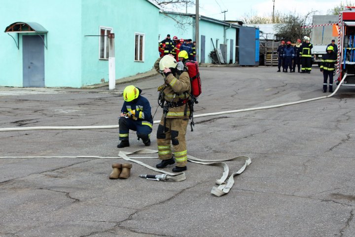 Pompierii în ALERTĂ la Bălți. Au simulat stingerea unui incendiu izbucnit la un transformator electric