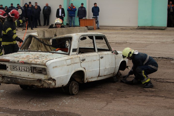 Pompierii în ALERTĂ la Bălți. Au simulat stingerea unui incendiu izbucnit la un transformator electric