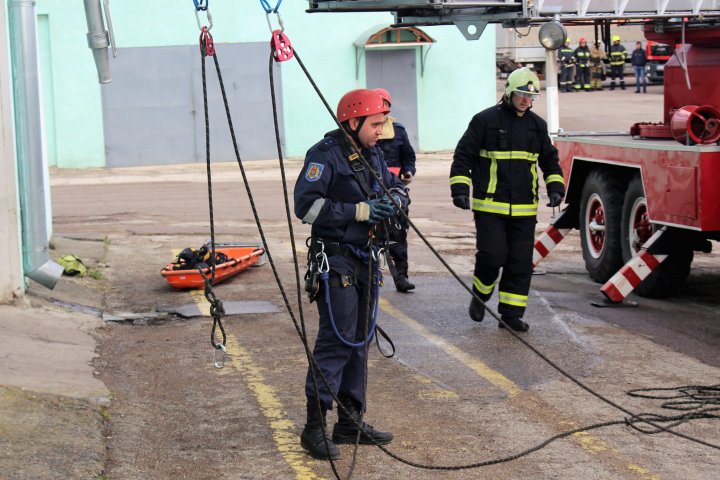 Pompierii în ALERTĂ la Bălți. Au simulat stingerea unui incendiu izbucnit la un transformator electric