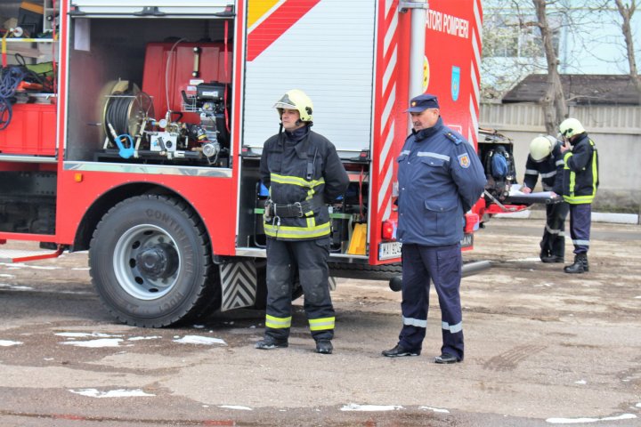 Pompierii în ALERTĂ la Bălți. Au simulat stingerea unui incendiu izbucnit la un transformator electric