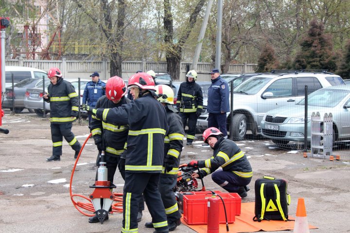 Pompierii în ALERTĂ la Bălți. Au simulat stingerea unui incendiu izbucnit la un transformator electric