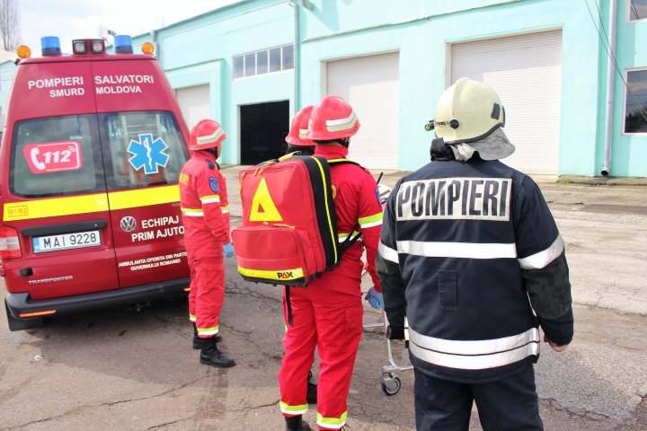 Pompierii în ALERTĂ la Bălți. Au simulat stingerea unui incendiu izbucnit la un transformator electric