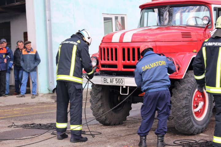 Pompierii în ALERTĂ la Bălți. Au simulat stingerea unui incendiu izbucnit la un transformator electric