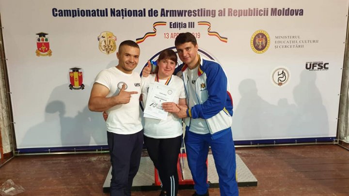 Curajoasă, puternică și ambițioasă! O tânără polițistă a devenit campioană națională la Armwrestling