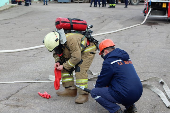 Pompierii în ALERTĂ la Bălți. Au simulat stingerea unui incendiu izbucnit la un transformator electric