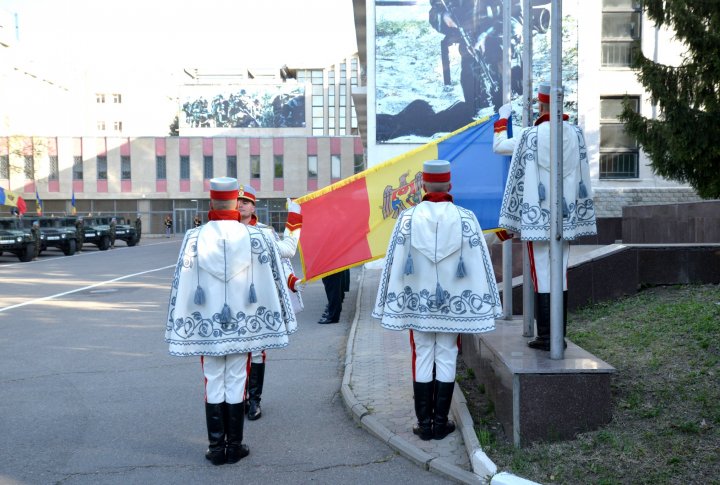 Militarii Armatei Naţionale au onorat Drapelul Republicii Moldova la Ministerul Apărării (FOTO)