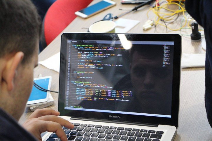 AUTOMOBILE CONTROLATE CU TELEFONUL. Tinerii noştri ingineri s-au întrecut în crearea maşinilor autonome (VIDEO)