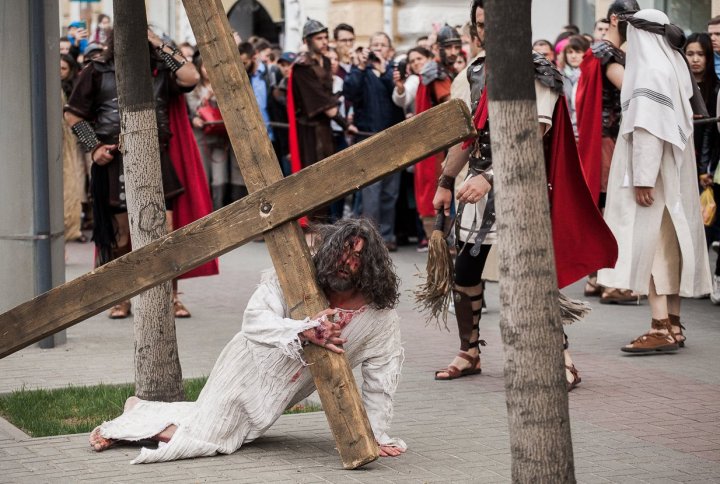 DRUMUL CRUCII, la Chişinău. Sute de oameni au participat la înscenarea dramatică a răstignirii lui Isus