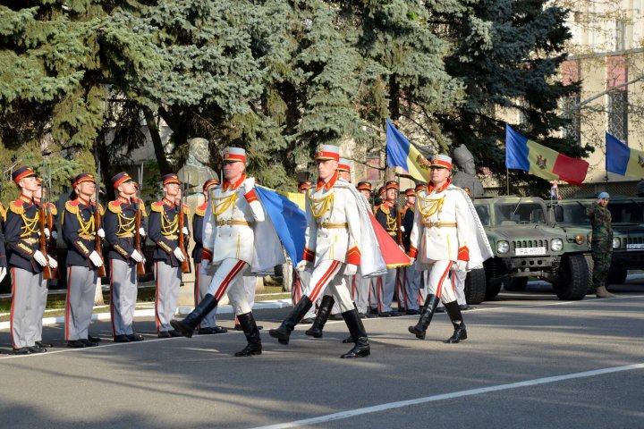 Militarii Armatei Naţionale au onorat Drapelul Republicii Moldova la Ministerul Apărării (FOTO)