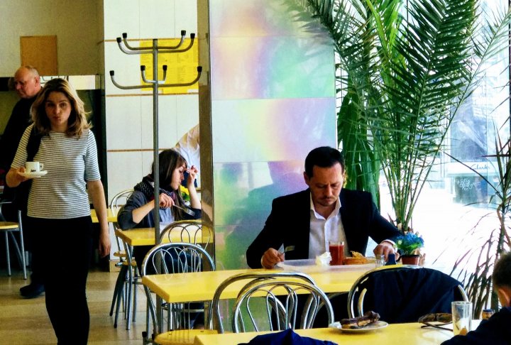 Edilul de Chişinău, Ruslan Codreanu, SURPRINS într-o cantină din centrul Capitalei, luând prânzul (FOTO)