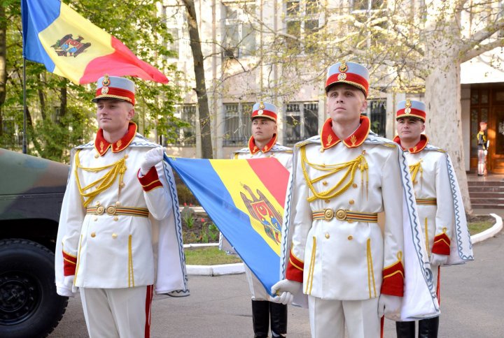 Militarii Armatei Naţionale au onorat Drapelul Republicii Moldova la Ministerul Apărării (FOTO)