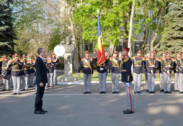 Militarii Armatei Naţionale au onorat Drapelul Republicii Moldova la Ministerul Apărării (FOTO)